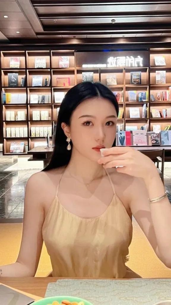 30 岁丰腴少妇，气质与美貌并存的尤物！