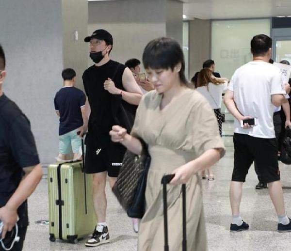 刘翔吴莎同框现身，吴莎小腹圆润疑似有喜，刘翔吴莎在一起多久了
