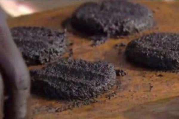 非洲旅行，目睹“蚊子汉堡”制作过程，游客：美味