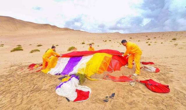 真实版“荒野求生”!10名中国航天员正在沙漠开展野外生存训练