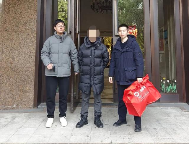 出租屋里惊现神秘男子！人在老家的女主人看监控急了