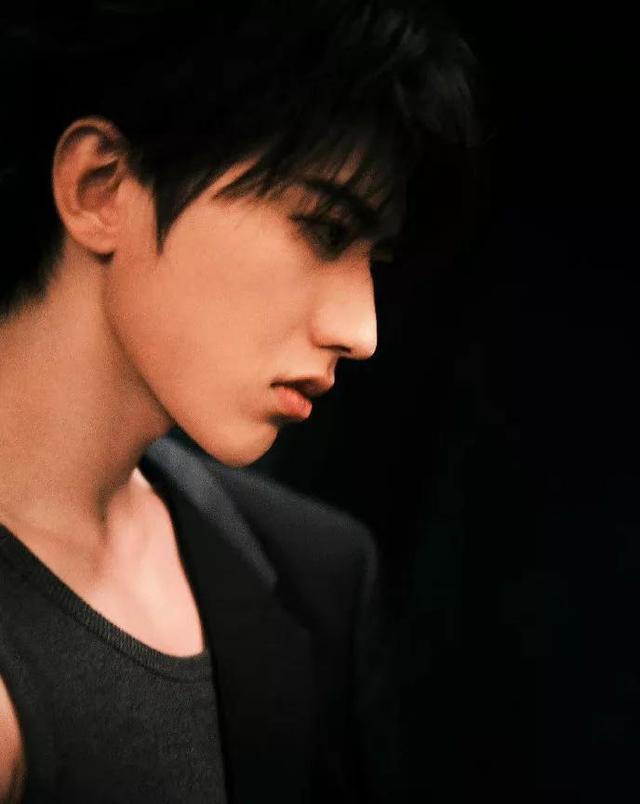 行走的荷尔蒙,蔡徐坤禁欲写真,一身肌肉满满的男人范