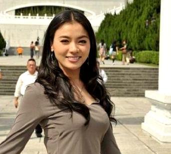 民歌天后陈思思：嫁给青歌赛冠军师鹏生一女，今49岁气质依旧动人