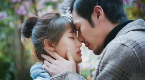 姚晨与小11岁男星吻戏超甜，男方被曝有80场吻戏，被赞超会亲