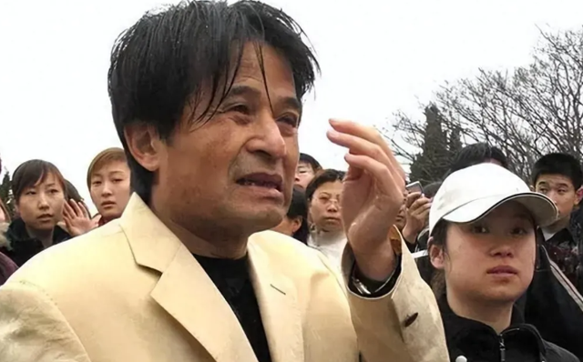 被批“不男不女”的毕凌,把父亲毕福剑所剩无几的体面,撕得稀碎