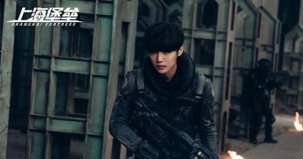 《上海堡垒》导演道歉鹿晗回应！评分低票房低，导演该不该背锅？