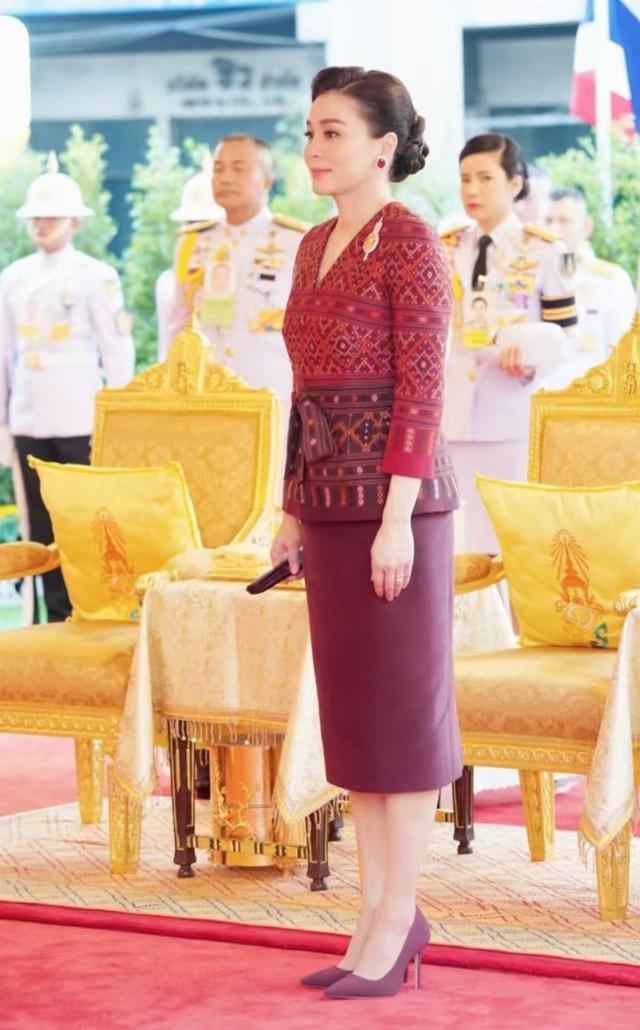 泰王携手苏提达同框唐人街,身边无新欢,王后脚踩恨天高如履平地