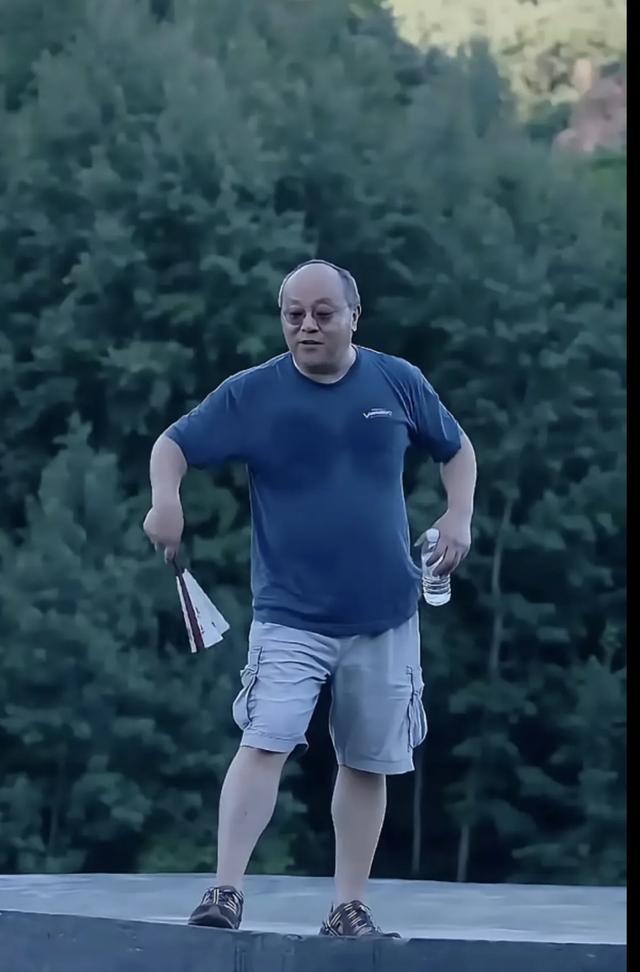 窦唯现状曝光：隐居阿那亚，秃顶头发花白索性剃光头，偶尔会演出