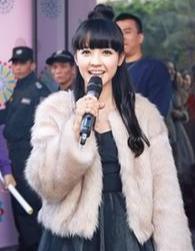 记得《幕后玩家》的DA姐黄山怡吗,一个因拍戏被遗忘的实力歌手