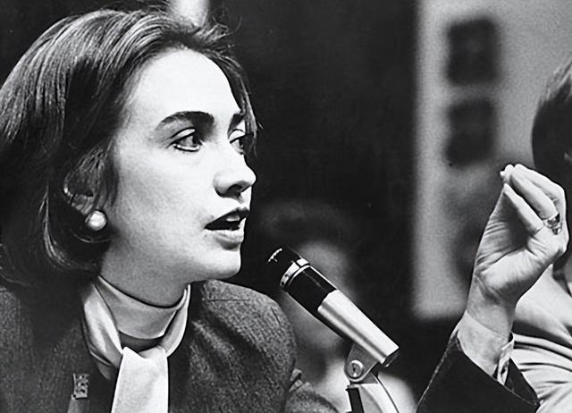 1998年克林顿曝“拉链门”丑闻,希拉里绝不吃亏,找多位情人报复