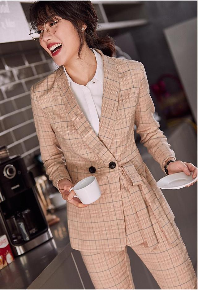 简约干练的职业套装穿搭 让你成为职场女神