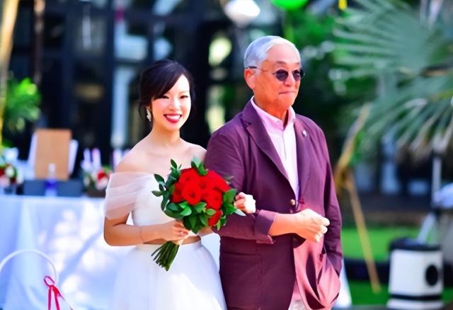 52岁王馨平自曝确诊!喉咙不适在酒店隔离,上月2位亲人接连去世