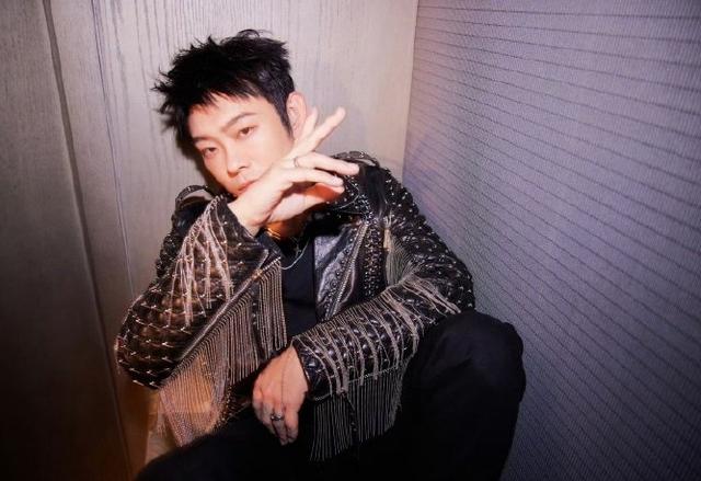 曝宝石老舅因打架被刑拘!经纪人拒绝回应,2天前曾在哈尔滨演出