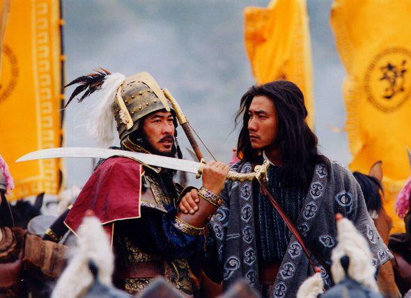 97版和03版乔峰放在一起，音乐一响，吹风机一动，差距就出来了