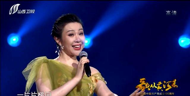 民歌天后陈思思：嫁给青歌赛冠军师鹏生一女，今49岁气质依旧动人