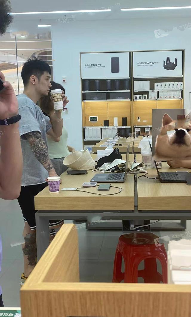 蒋劲夫近况曝光,胳膊大腿满是纹身被指吓人,打扮邋遢目光呆滞