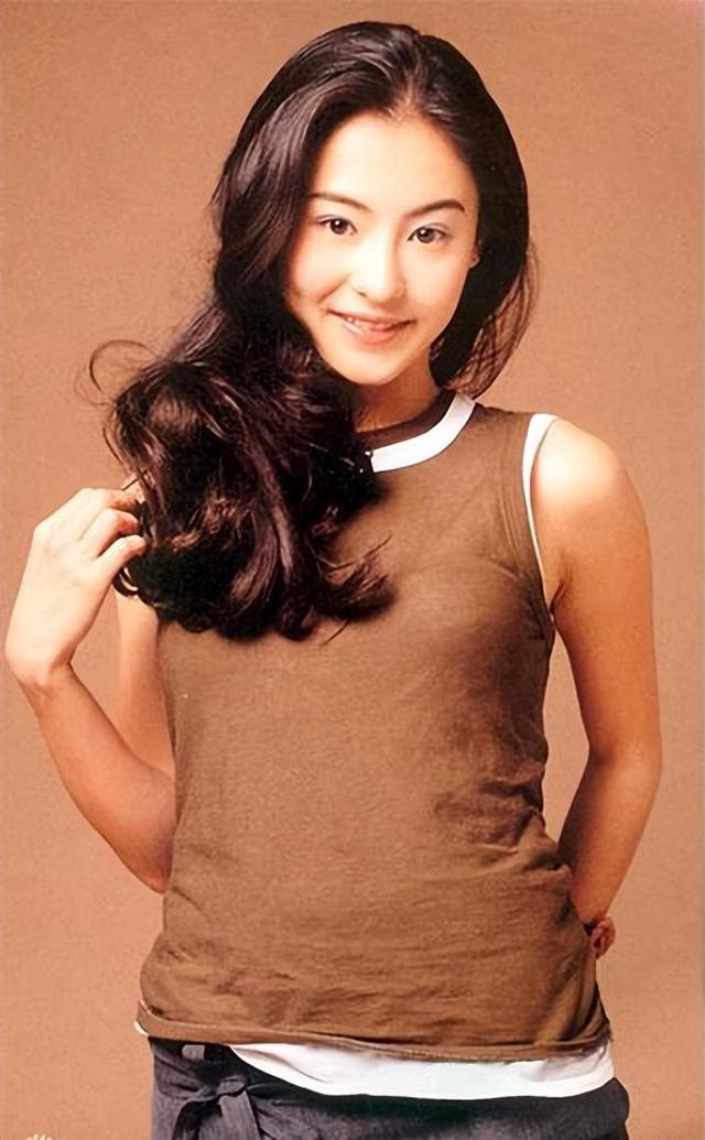 张柏芝母亲戴莎莉，16岁怀孕，四段婚姻，55岁还全裸拍三级片