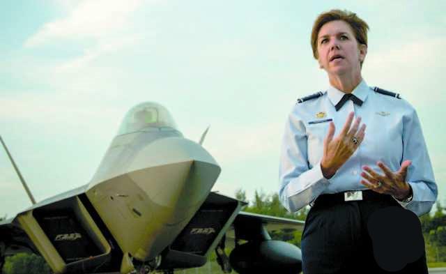 明明能靠脸吃饭,她却凭本事当上美军首位女司令