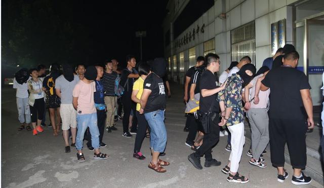 济南一男子砍死妻子后自杀！6岁女儿目睹一切｜中国女记者亲历普吉岛翻船事故：有生以来最可怕的两个半小时