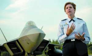 洛丽(明明能靠脸吃饭，她却凭本事当上美军首位女司令)