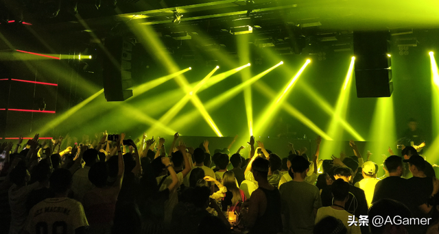 大型蹦迪现场,女DJ超燃演绎《风一样的勇士》,DNF玩家嗨翻全网