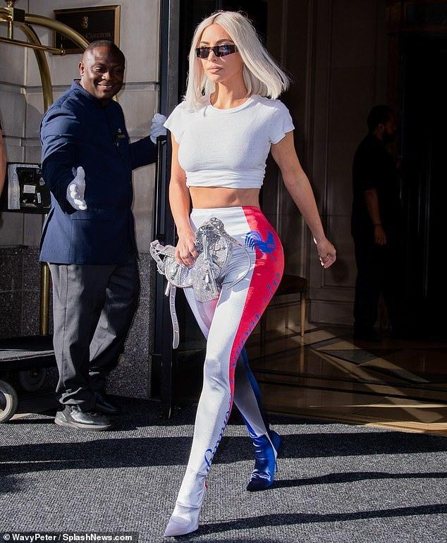 金·卡戴珊穿贴身裤秀“三色臀”,自爆连瘦19斤,否认撑坏梦露裙