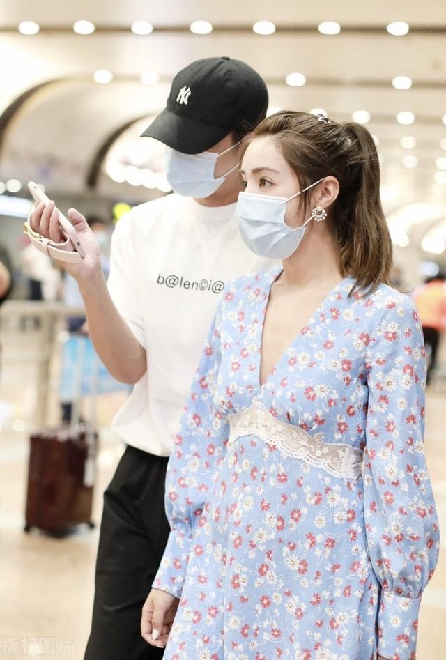 这个后环抱太甜了吧!姜潮和麦迪娜夫妻同框,每次都双手紧扣