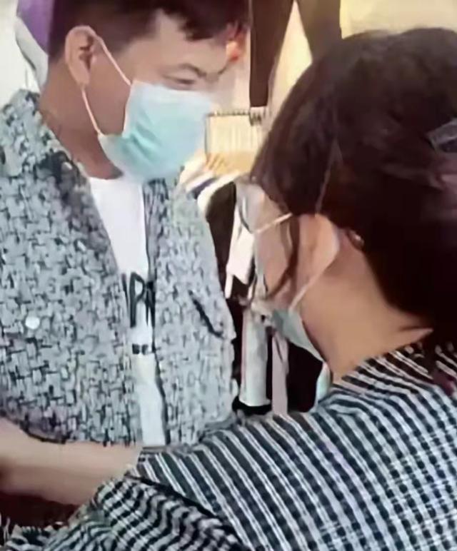 徐剑锋认亲回家后，姐姐姐夫给弟弟买新衣服，生母离世成永久遗憾