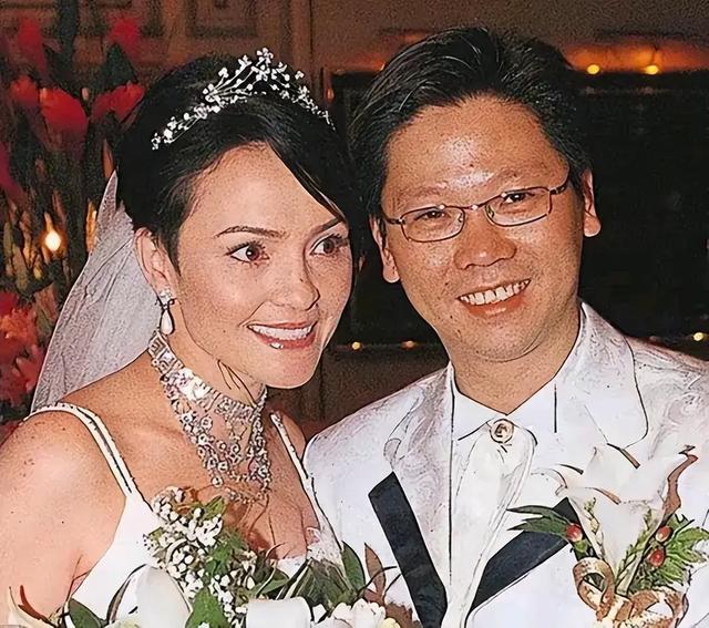 张柏芝母亲戴莎莉，16岁怀孕，四段婚姻，55岁还全裸拍三级片