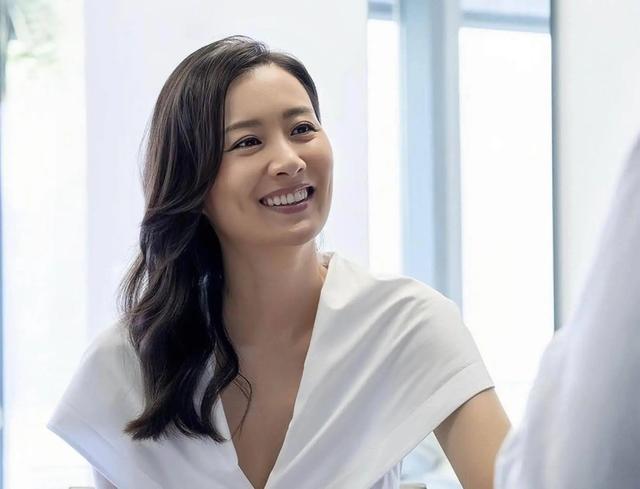 因生不出孩子被踢出豪门，二婚后却儿女双全，这次她终于扬眉吐气