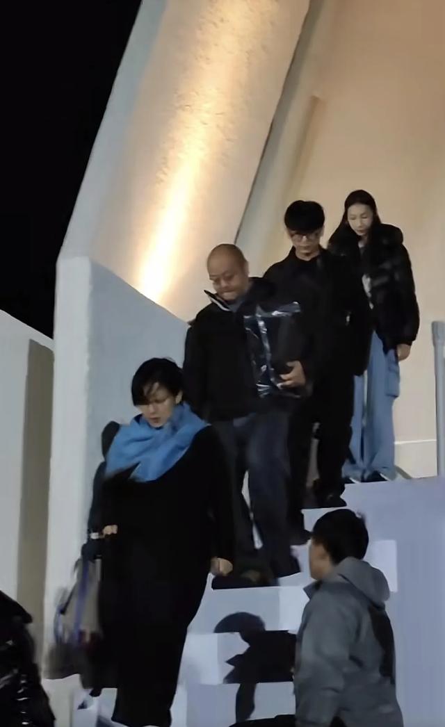 窦唯现状曝光：隐居阿那亚，秃顶头发花白索性剃光头，偶尔会演出