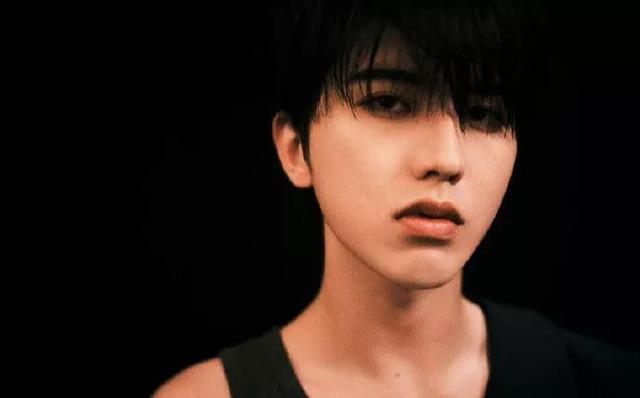 行走的荷尔蒙,蔡徐坤禁欲写真,一身肌肉满满的男人范