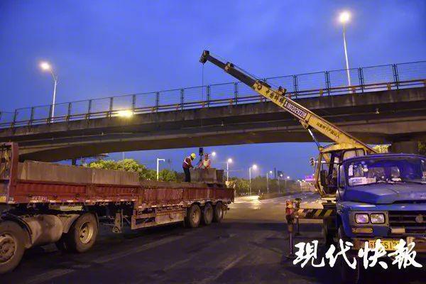 无锡侧翻高架桥地面道路通车！事故原因初查：两车在同一车道超载