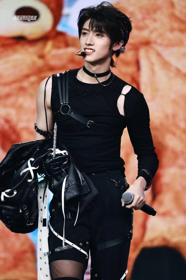 TF三代成团夜：朱志鑫不是C位？那我们是来干嘛的，吃瓜群众吗？