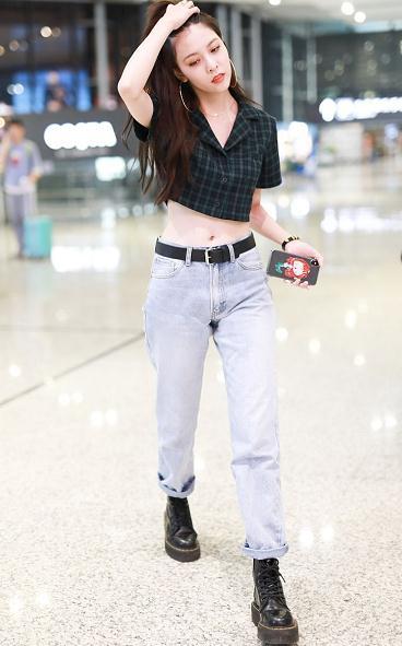 宋妍霏越来越潮!穿露脐装配牛仔裤,简直时髦到飞起
