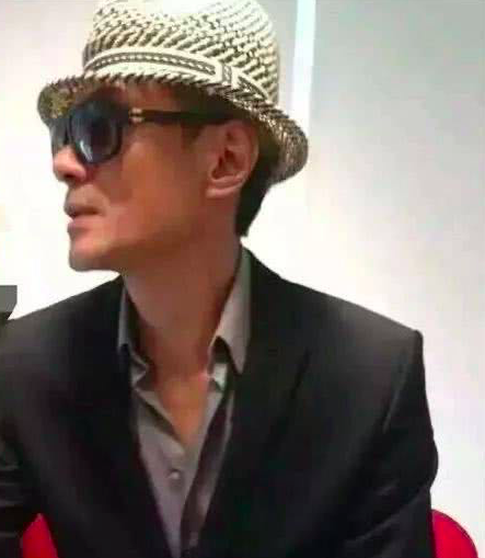 影星江华罕现身，和大8岁妻子好恩爱！曾出轨邓萃雯现婚姻仍美满