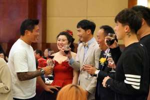 朱峥嵘(恩师徐根宝为朱峥嵘证婚：超过有俩娃的武磊、吕文君，响应国家号召生三胎)