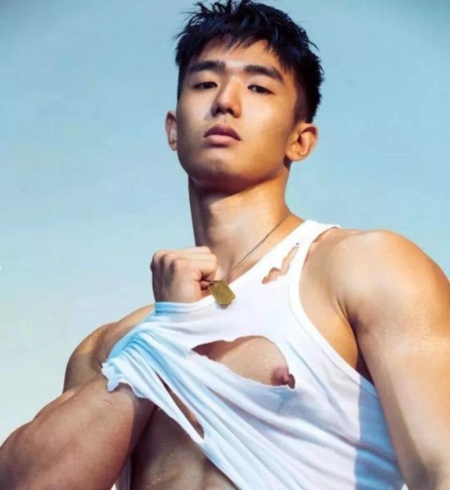 奶凶小狼狗和教练“基情”满满， 真是个单纯大男孩！