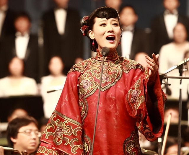 12次登上春晚，6次献唱奥运，嫁给院士邓中翰的谭晶如今怎样了？