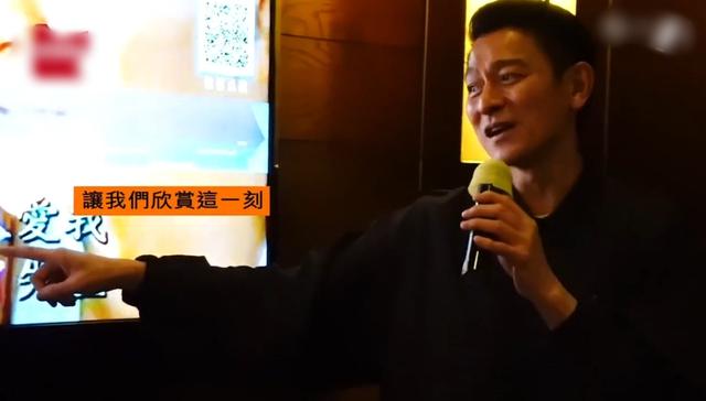 刘德华庆生视频曝光，61岁依旧搞怪可爱，生日当天行程满满，唱k放松