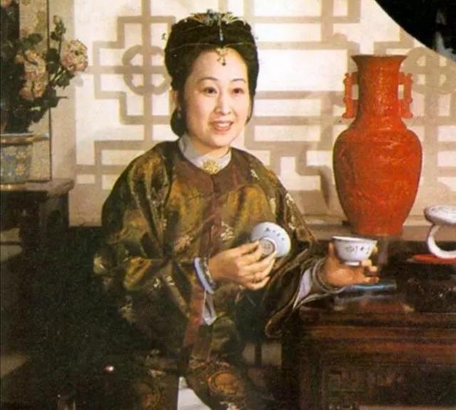 《红楼梦》里的金寡妇与薛姨妈，两个带坏了孩子的单亲妈妈