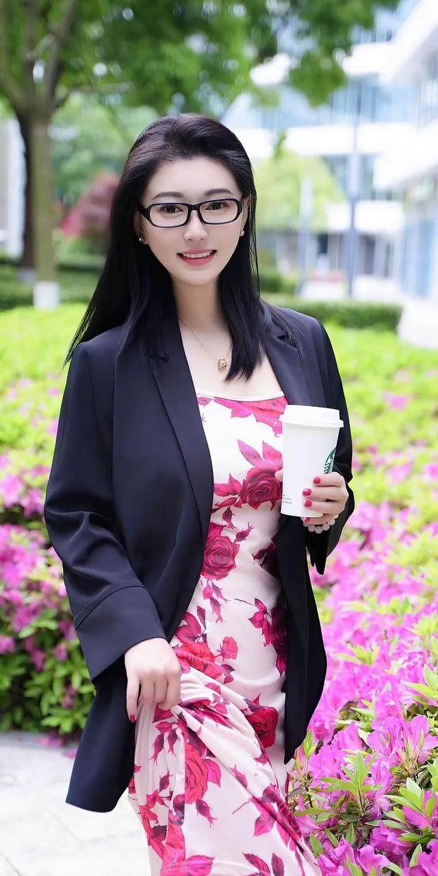 模特美女雅茹，粉红长裙的优雅风情写真