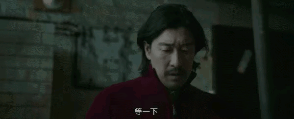 满脸的折子，浑身的油腻，却要演“坐台”的小姐，网友：真服了？