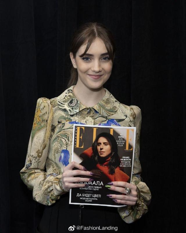 塔莉娅·莱德气质亮相，印花衬衫+高腰裤，很有时尚感