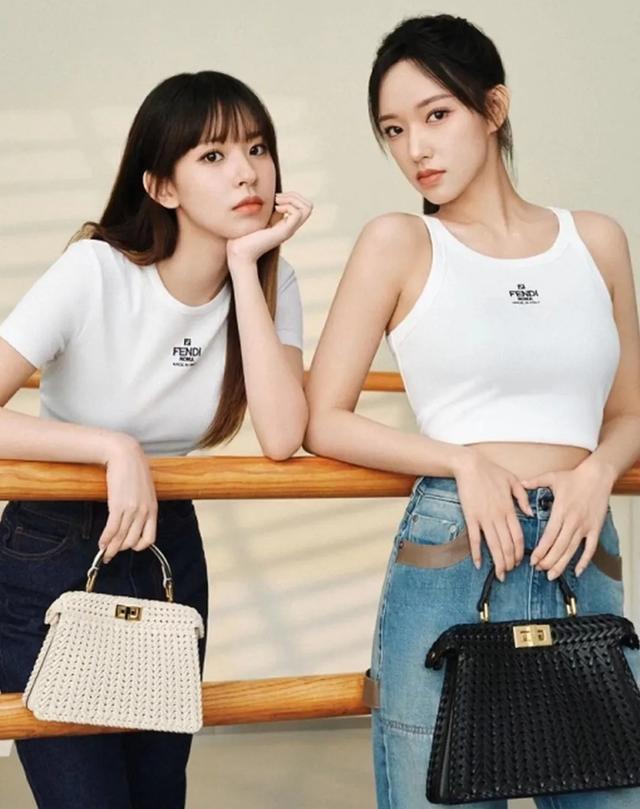 程潇与程晨新加坡旅行，背17万的包包好惬意，妹妹红头发凸嘴抢镜