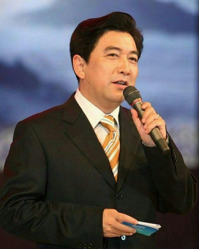 抛弃妻子另娶小13岁新欢，照顾残障哥哥16年，水均益人品究竟如何