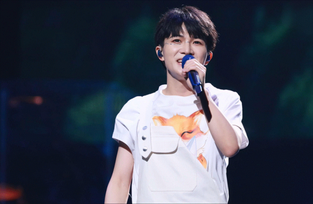 身高1.61米背1.8米干尸，被人骂伪娘，却唱到联合国，周深凭什么