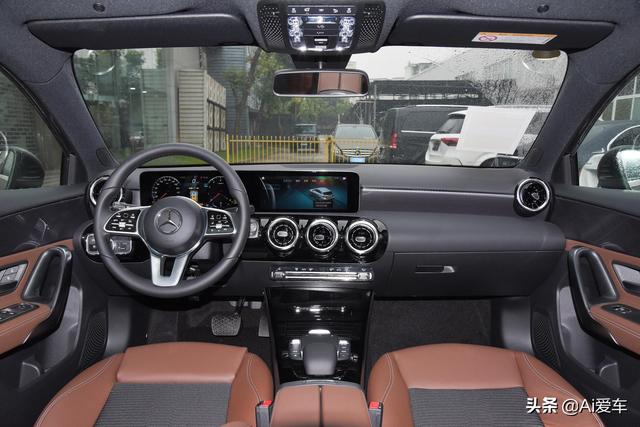 小排量增压油耗5.6L，进口奔驰家用车，低价入门，带你看奔驰A级