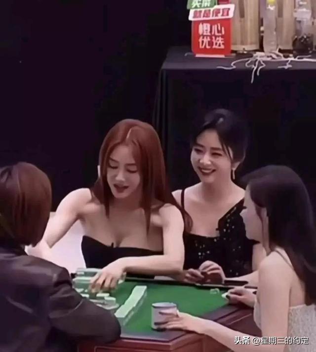 45岁秦岚后台打麻将被偷拍，穿抹胸裙大秀身材，傲人上围不减当年