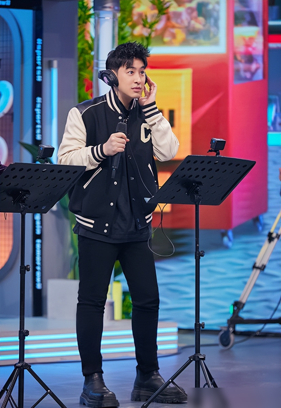 潘玮柏出席节目，穿棒球服阳光少年范十足，42岁毫无“大叔感”